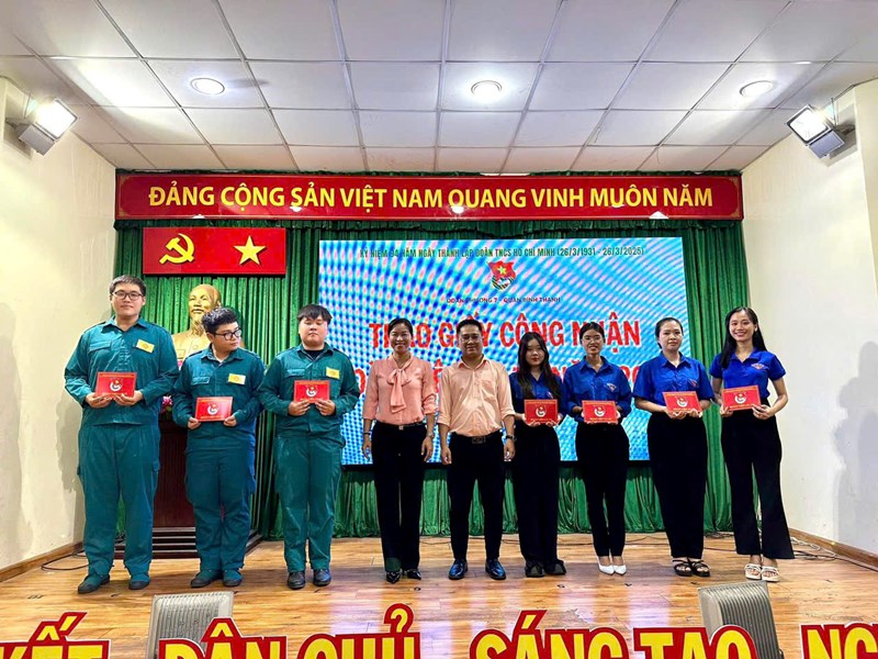 🎉🎉🎉 Cô Nguyễn Thị Tường Duy đã được trao giấy chứng nhận đoàn viên ưu tú năm 2024 - BTV Đoàn phường 7 tổ chức.