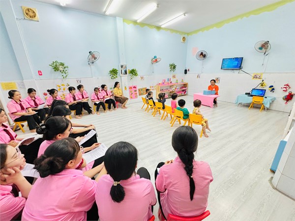 Trường Mầm Non 8- Giờ học  Bé làm quen với nhạc cụ - Nhóm 25-36 tháng