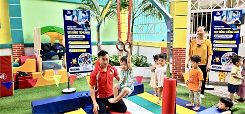 ❤️❤️❤️Khoảnh khắc đáng yêu của tuổi thơ chính là đây – những đôi mắt lấp lánh, những tiếng cười giòn tan và những vòng tay bé xíu ôm chầm lấy nhau sau mỗi lần chinh phục thử thách.