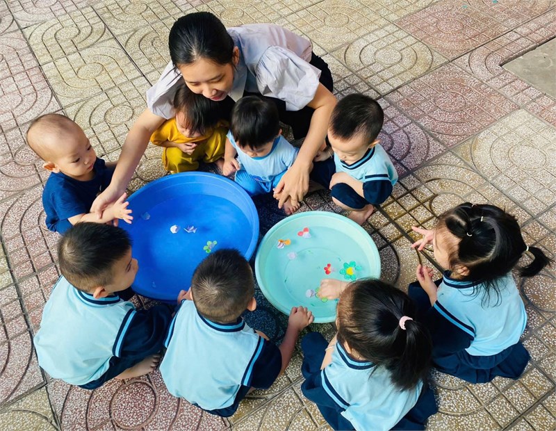 Hoạt Động Vui Chơi Ngoài Trời Cho Bé 19-24 Tháng trường Mầm non 8