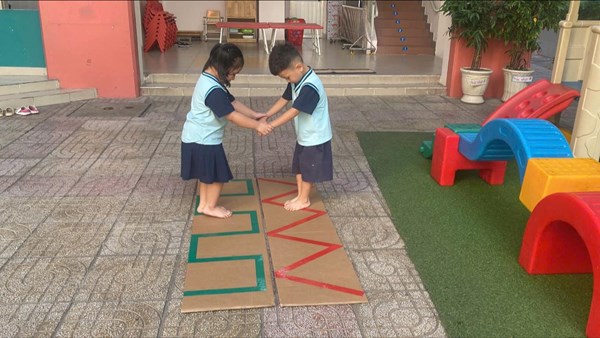 😊Vận động ở trường giúp bé phát triển toàn diện cả về thể chất, trí tuệ và cảm xúc