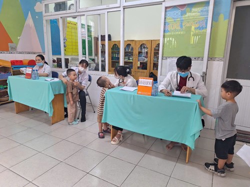 Nhằm thực hiện tốt công tác chăm sóc nuôi dưỡng và giáo dục trẻ tại trường Mầm non 8 trong năm học 2024-2025, giúp trẻ phát triển thể lực và được chăm sóc sức khỏe một cách tốt nhất. Hôm nay, Thứ năm, ngày 13/02/2025 Nhà trường phối hợp cùng Trạm Y tế phường 8, tổ chức khám sức khỏe cho 185 trẻ, qua đó phát hiện tình trạng sức khỏe, và các bệnh thông thường của trẻ mắc phải, kịp thời thông báo cùng Cha mẹ trẻ để có biện pháp can thiệp, chăm sóc sức khỏe kịp thời cho trẻ.
