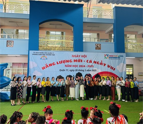 Nhằm tạo sân chơi bổ ích cho trẻ mẫu giáo ngày 20/3/2025 giáo viên và học sinh khối Lá tham gia ngày Hội năng lượng mới - cả ngày vui.
