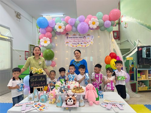 Bé vui lễ hội 8/3 kết hợp chúc mừng sinh nhật các bé tháng 3&4