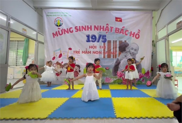 Các bé lớp Chồi 1 thi hát mừng sinh nhật Bác Hồ