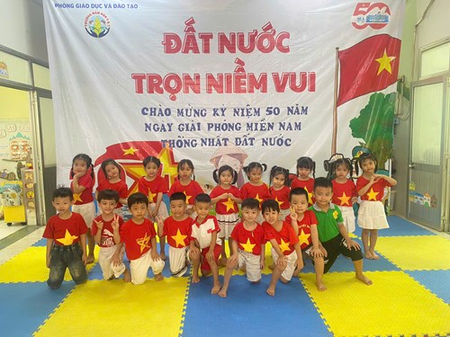 Các bé Chồi 1 chào mừng ngày 30/4