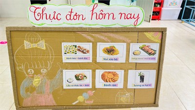 Các bé lớp chồi 2 tham gia tiệc sinh nhật của các bạn tháng 5-6-7-8 va ăn buffet xế