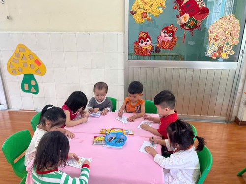 Các bé làm thiệp chúc tết