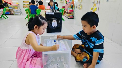 Hình ảnh giờ chơi của bé