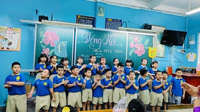 Lớp Lá 3 đi tham quan trường tiểu học