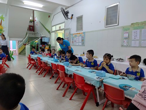 Các bé lớp Mầm 2 tham gia tiệc buffet sáng