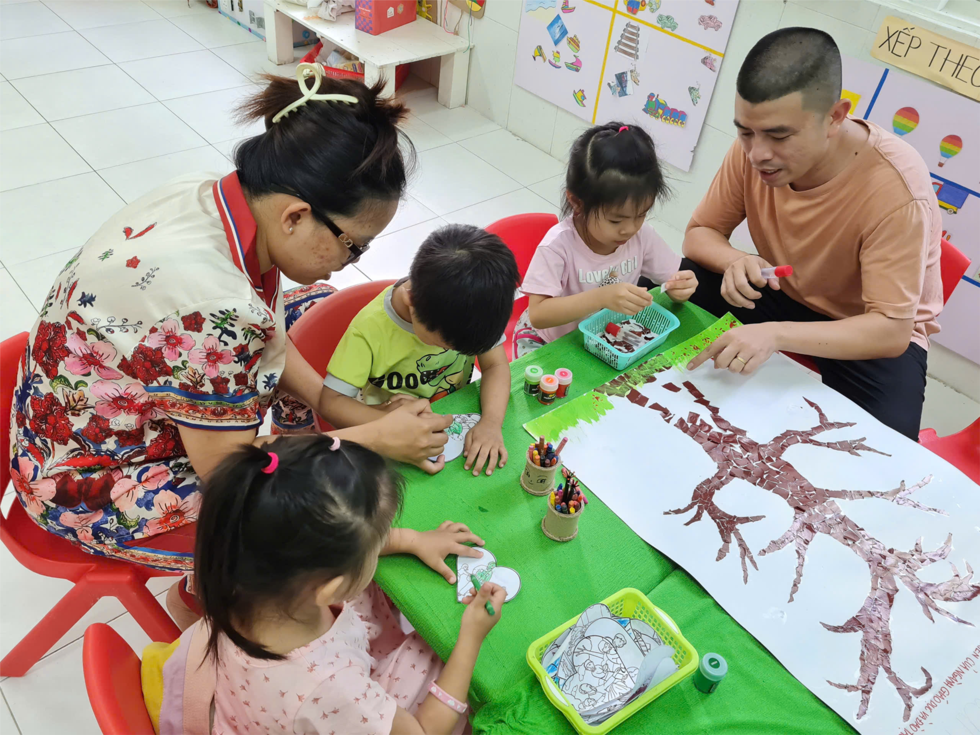 Các bé lớp Mầm 2 cùng ba mẹ làm báo tường Chào mừng “50 năm thành tựu và phát triển của Ngành Giáo dục và Đào tạo Quận 3”