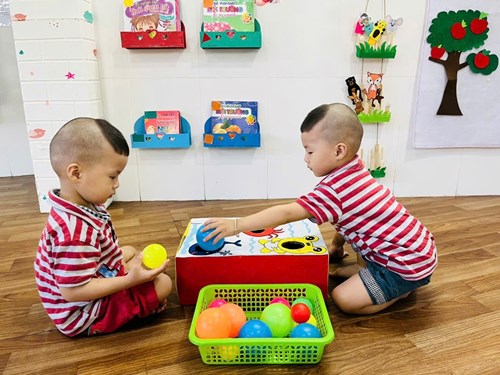 Các bé lớp nhà trẻ học nhận  biết phân biệt to - nhỏ
