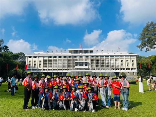 Chi bộ Mầm non 9 tổ chức về nguồn tại  Dinh Độc Lập - Tuyến Metro số 1: Bến Thành – Suối Tiên 