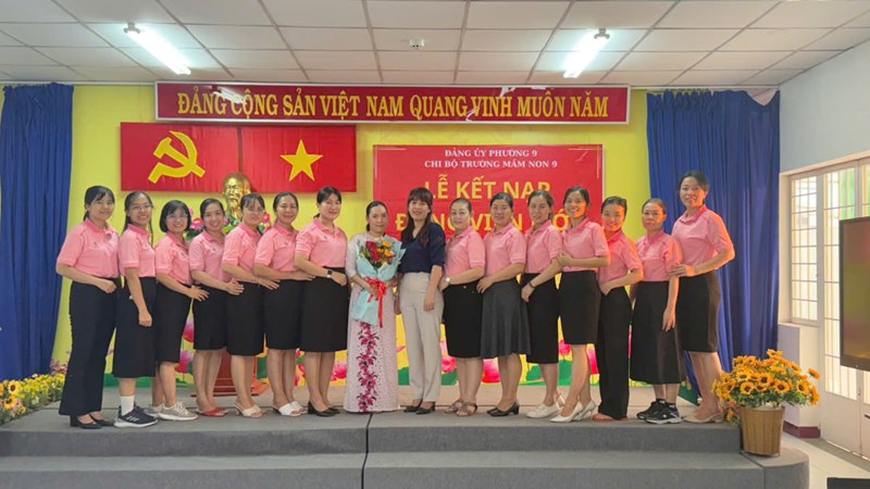 Lễ kết nạp đảng viên Đinh Thị Quỳnh Trang.