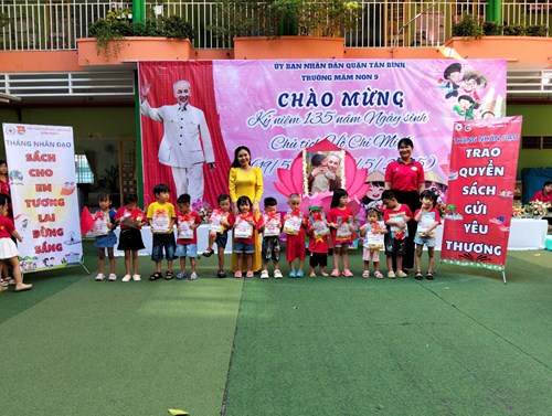 Hội chữ thập đỏ phối hợp với Chi đoàn trường Mầm non 9 tặng quà cho các trẻ có hoàn cảnh khó khăn tại trường.