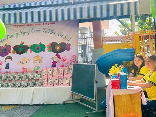 🏠//https mnanbinh.hcm.edu.vn 🌷🌷🌷🌷🌷
Nhân ngày Quốc tế Phụ nữ 8/3, Công đoàn Trường Mầm non An Bình phối hợp với chính quyền tổ chức nhiều trò chơi vui nhộn như đập bóng nước, đoán ý đồng đội… tạo không khí sôi động, tràn ngập tiếng cười. 
🍀🍀🍀Đây không chỉ là dịp để các công đoàn viên thư giãn sau những ngày làm việc vất vả mà còn gắn kết tình đồng nghiệp, sẻ chia niềm vui. Ai nấy đều hào hứng, phấn khởi, cảm nhận được sự quan tâm và trân trọng từ nhà trường.
🩷🩷🍀 Một ngày ý nghĩa, đong đầy yêu thương, tiếp thêm động lực để mỗi người cống hiến nhiều hơn.
 ❤️❤️Chương trình khép lại trong niềm hạnh phúc, để lại những kỷ niệm đẹp trong lòng mỗi công đoàn viên