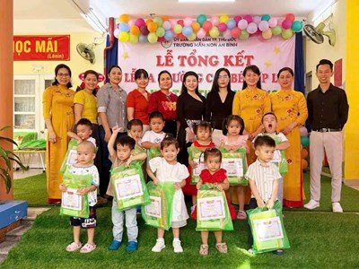 🎉🎉🎉Hôm nay, Trường Mầm non An Bình tổ chức Lễ tổng kết năm học 2024–2025, đánh dấu một chặng đường đầy yêu thương và trưởng thành.
Một năm học nữa trôi qua với biết bao kỷ niệm ngọt ngào, những tiếng cười, giọt nước mắt, và vô vàn khoảnh khắc đáng nhớ.
🩷Các con đã lớn lên từng ngày trong vòng tay yêu thương của cô giáo và sự đồng hành tin tưởng của ba mẹ.
🌱Tập thể nhà trường xin gửi lời cảm ơn chân thành đến quý phụ huynh đã luôn đồng hành trong suốt chặng đường vừa qua.
🌷Cảm ơn các cô giáo tận tâm đã gieo mầm tri thức và yêu thương trong trái tim trẻ thơ.
🫶Chúc các bé có một mùa hè vui tươi, bổ ích và luôn giữ mãi nụ cười hồn nhiên trên môi.
♥️Hẹn gặp lại các con trong năm học mới với thật nhiều yêu thương và niềm vui mới!