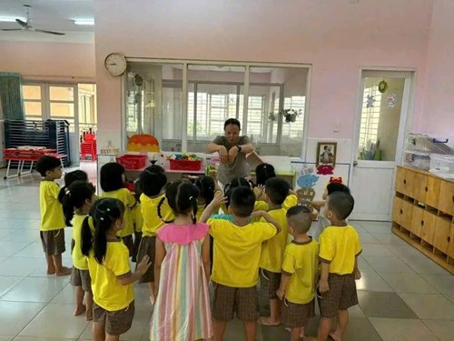 ❤️Trong giờ làm quen với âm nhạc tại trường Mầm non An Bình, các bé lớp Mầm đã hào hứng tham gia hoạt động hát bài “Cá vàng bơi”. Với giai điệu vui nhộn, quen thuộc, các bé thể hiện sự tự tin và đáng yêu khi cất cao tiếng hát. Cử chỉ mô phỏng động tác bơi của cá được các bé thể hiện sinh động, ngộ nghĩnh.
♥️ Hoạt động không chỉ giúp trẻ rèn kỹ năng âm nhạc mà còn phát triển khả năng vận động và sự tự tin. Cô giáo khuyến khích, cổ vũ từng bé, tạo không khí lớp học sôi động, vui tươi. 
♥️Tiết học khép lại trong tiếng vỗ tay giòn giã và những nụ cười rạng rỡ.☘️
🏠Địa chỉ:Trường Mầm non An Bình  21 đường số 2 khu phố 4 phường An Phú Tp Thủ Đức. //Https mnanbinh.hcm.edu.vn