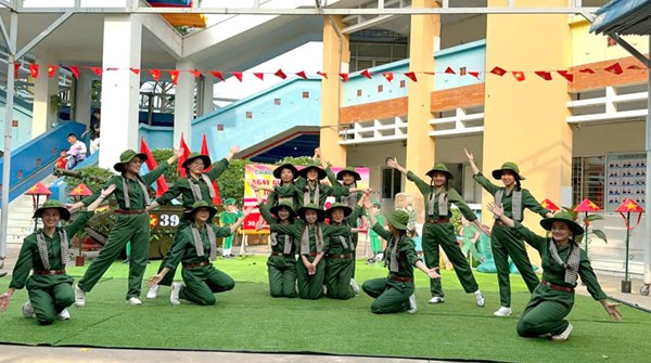 Viết trang sử vàng tạo nên 2 tiếng Việt Nam