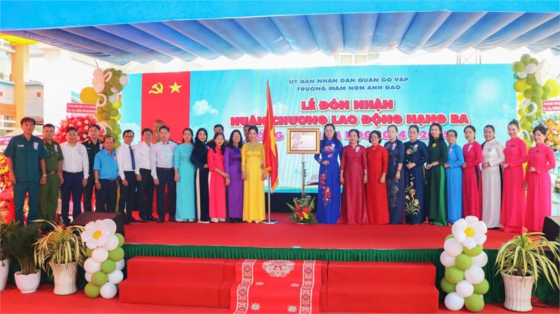 Trường Mầm non Anh Đào vinh dự đón nhận Huân chương Lao động Hạng Ba