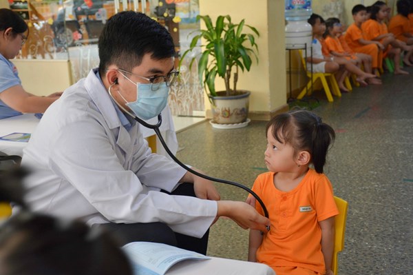 Trường mầm non Ánh Dương tổ  chức  khám  sức khỏe định kỳ cho các  bé