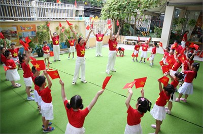 Cô và trò trường mầm non ánh dương  đồng diễn nhân kỷ niệm 50 năm ngày giải phóng miền nam (30/4/1975 – 30/4/2025)