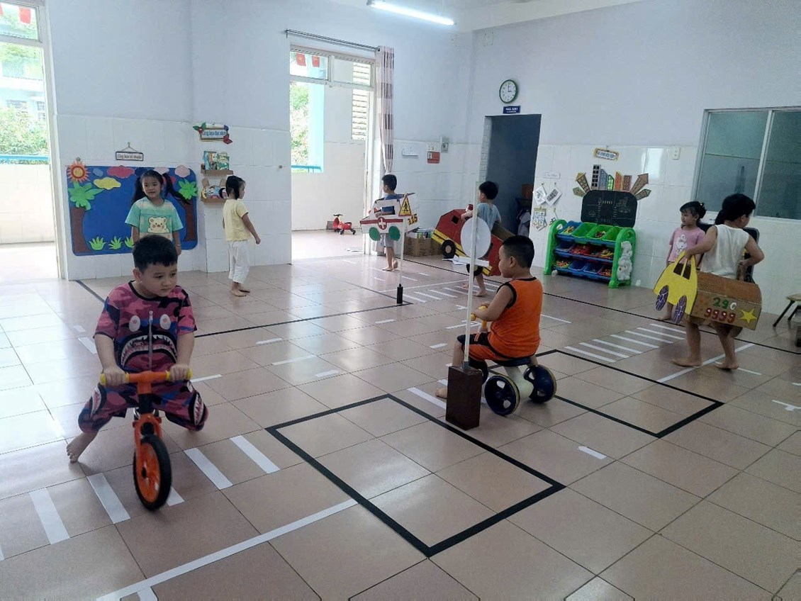 Bé học an toàn giao thông