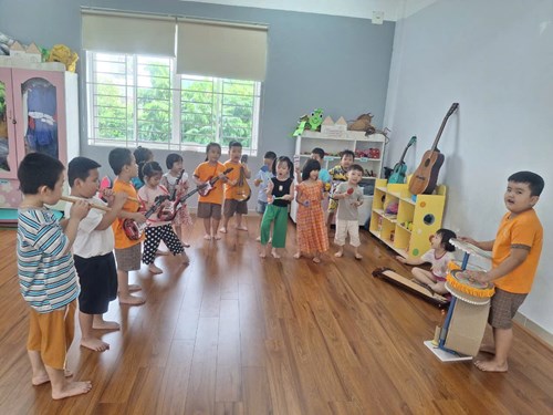 Lớp Lá 2 tham gia giờ hoạt động âm nhạc tại phòng đa năng.