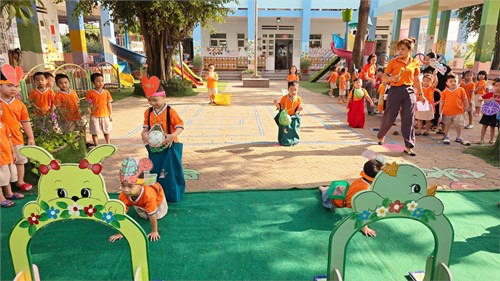 Ngày 28/02/2025 Trường Mầm Non Bà điểm tổ chức Hội thi :   Năng lương mới - Một ngày vui  với sự tham gia  giữa các đội thi Khối Mầm - Khối Chồi - Khối Lá, các thí sinh tham gia nhiệt tình, tích cực, thông qua cuộc thi rèn luyện tính nhanh nhẹn, khéo léo giúp các bé phát triển toàn diện về mọi mặt