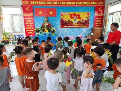 Sáng ngày 19/5/2025 Trường Mầm Non Bà Điểm đã tổ chức kỉ niệm 135 năm ngày sinh Chủ tịch Hồ Chí Minh với các hoạt động dâng hoa, xem phim tư liệu, triển lãm tranh và CB-GV-NV nhà trường cùng với các bé tham gia hoạt động tết trồng cây  Đời đời nhớ ơn Bác Hồ Vĩ Đại 