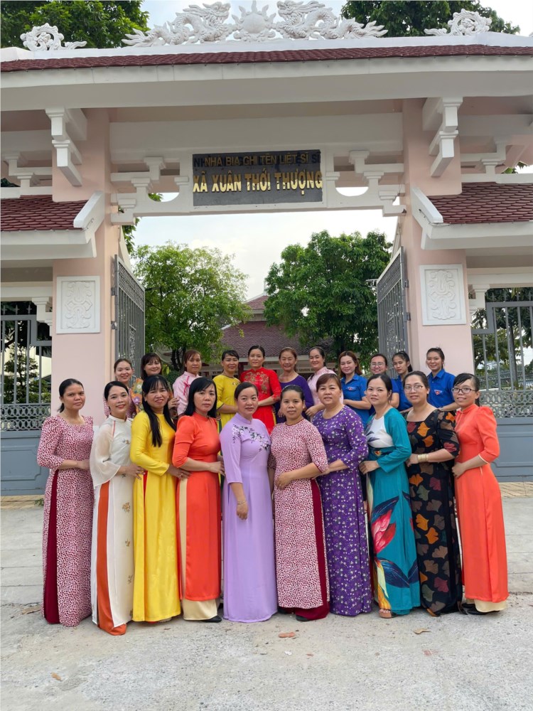 Ngày 05/3/2025 Chi bộ phối hợp chính quyền và các đoàn thể tổ chức cán bộ, đảng viên, giáo viên, đoàn viên về nguồn tại Nhà bia ghi tên liệt sĩ xã Xuân Thới Thượng Chào mừng kỷ niệm 115 năm Ngày Quốc tế Phụ nữ 8/3