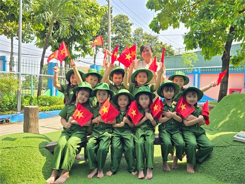 Các bé Trường Mầm non Bé Ngoan 3 cùng hưởng ứng chào mừng kỷ niệm 50 năm ngày Giải phóng Miền Nam, thống nhất đất nước (30/4/1975 - 30/4/2025)