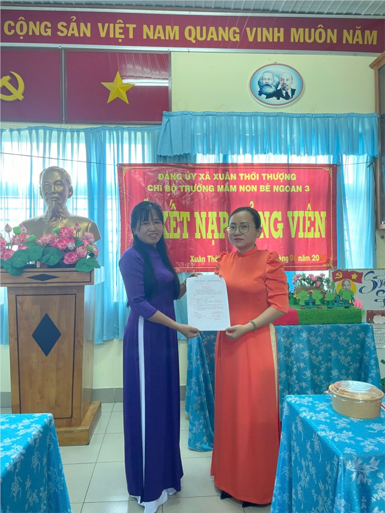 Ngày 17/6/2025, Chi bộ Trường Mầm non Bé Ngoan 3 tổ chức lễ kết nạp Đảng viên mới đồng chí Lê Bích Huyền