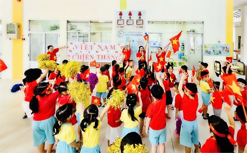 Cô, trò trường Mầm non Bé Ngoan cùng nô nức với niềm vui chiến thắng của đội tuyển bóng đá Việt Nam. Qua đó, giáo viên giáo dục trẻ lòng tự hào và biết trân trọng những thành tích của đội tuyển Việt Nam.