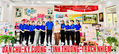 Đoàn phường Đa Kao Quận 1 tham quan Không gian văn hoá Hồ Chí Minh và Triển lãm báo tường, chủ đề “Bác Hồ với trẻ thơ” tại Chi đoàn trường Mầm non Bé Ngoan.