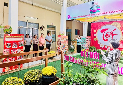 Ban Giám khảo Hội thi Góc phố ngày Tết năm Ất Tỵ 2025 chấm điểm trực tiếp tại trường Mầm non Bé Ngoan.