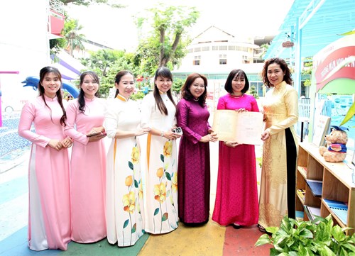 Trường Mầm non Bé Ngoan tham gia Ngày hội 50 năm Giáo dục và Đào tạo Thành phố Hồ Chí Minh với chủ đề: “50 năm đổi mới Giáo dục: Dấu ấn thời đại - Khát vọng tương lai” do Phòng Giáo dục và Đào tạo Quận 1 tổ chức tại trường Mầm non Hoa Lư.