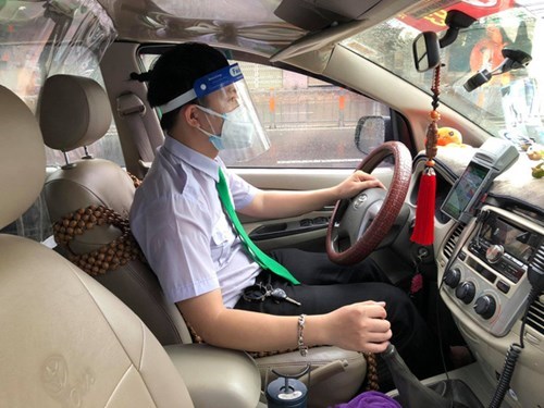 HỎI - ĐÁP về dịch COVID-19: Người dân TP.HCM muốn đi cấp cứu bằng taxi gọi vào đâu?