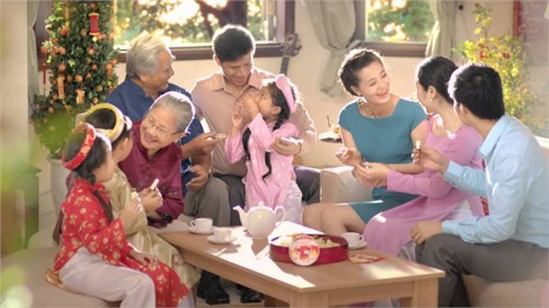 Cho con ăn uống gì ngày Tết để bé khỏe mạnh, chơi vui?