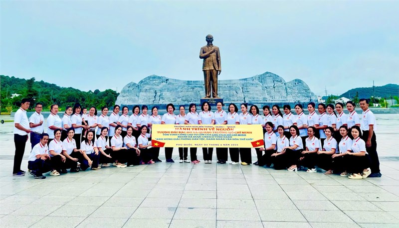 Trường Mầm non Bến Thành tổ chức “Hành trình về Nguồn” tại tượng đài Bác Hồ và Quảng trường Hồ Chí Minh tại thành phố Phú Quốc, tỉnh Kiên Giang