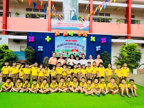 Trường Mầm non Bình Chiểu tổ chức cho trẻ 5-6 tuổi tham quan trường Tiểu học Trần Văn Vân