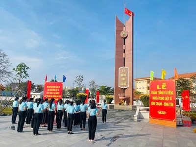 Thắp nến tri ân các anh hùng liệt sĩ và đình bình trị đông