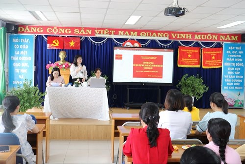 Sáng ngày 18 tháng 3 năm 2025, Trường Mầm non Bình
Trị Đông thực hiện Chuyên đề  Xây dựng thực đơn, tố chức bữa ăn cho trẻ mầm non năm học 2024-2025 .
Mục tiêu buối chuyên đề nhằm giúp việc xây dựng thực đơn nhà trường đảm bảo giá trị dinh dưỡng, đa dạng các loại thực phẩm cho bữa ăn hằng ngày của trẻ, giúp quy trình chế biến món ăn của cấp dưỡng phù hợp với trẻ.
Trẻ vui vẻ, hào hứng trong bữa ăn, ăn hết suất, phát triển dinh dưỡng hợp lý, trẻ không cảm thấy sợ hãi mỗi khi đến giờ ăn.
Sau đây, là một vài hình ảnh ghi nhận hoạt động của nhà trường trong buổi thực hiện chuyên đề tại lớp Gấu Bông (25-36 tháng), Chồi 3 (4-5 tuổi), Lá 2, Lá 3 (5-6 tuổi)