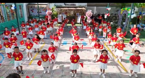 Sáng ngày 18/4/2025 cô và trẻ Trường Mầm non Bình Trị Đông tham gia “Ngày hội thể dục thể thao cho trẻ mầm non- Chào mừng Kỷ niệm 50 năm giải phóng Miền Nam thống nhất đất nước