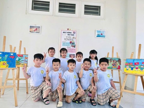 🌈Bé tham quan tìm hiểu Bức tường tri thức - Công trình thanh niên của Chi đoàn Trường mầm non Cúc Hoạ Mi🌼 
🇻🇳Với những hình ảnh sinh động, màu sắc rực rỡ và nội dung dễ hiểu, bức tường đã kể cho các bé nghe những câu chuyện lịch sử giản dị mà đầy tự hào về 50 năm xây dựng và phát triển của đất nước.🇻🇳

👉🏻Thông qua hoạt động này, các bé không chỉ được nhìn ngắm những hình ảnh thân quen như Bác Hồ, lá cờ đỏ sao vàng, bản đồ Tổ quốc, các anh bộ đội cụ Hồ… mà còn được cô giáo nhẹ nhàng chia sẻ về tình yêu quê hương, lòng biết ơn và niềm tự hào dân tộc. Đây chính là một bài học đầu đời về truyền thống – được truyền tải bằng trái tim, màu sắc và sự hồn nhiên.