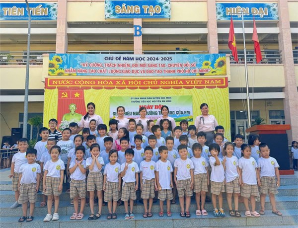 Bé sắp vào lớp Một rồi....