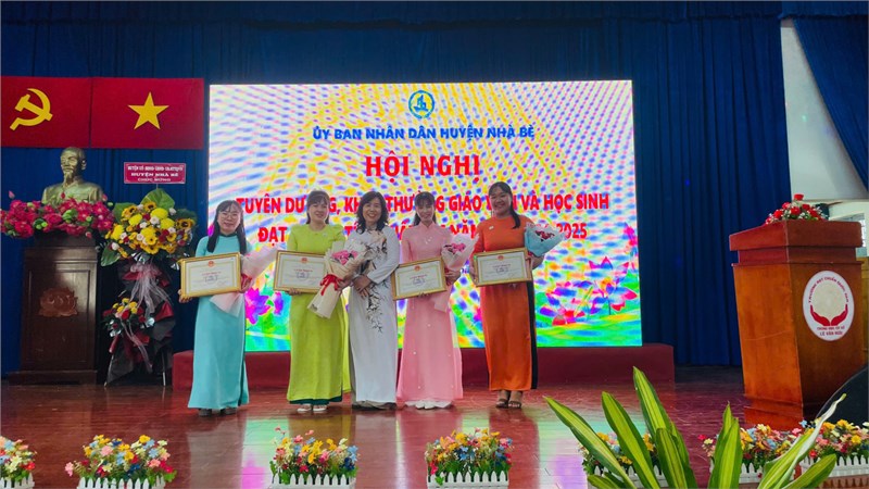Hội nghị tuyên dương, khen thưởng giáo viên và học sinh có thành tích xuất sắc năm học 2024 - 2025