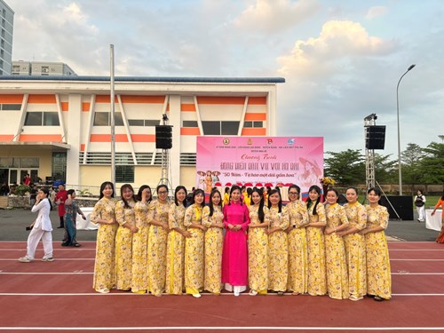 Đồng diễn áo dài chào mừng ngày Quốc tế phụ nữ 8/3/2025 cấp huyện