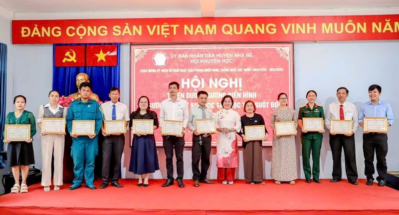 Trường Mầm non Đồng Xanh đã vinh dự được nhận giấy khen về thành tích tốt - phong trao  Tiết kiệm hội thi heo đất khuyến học 